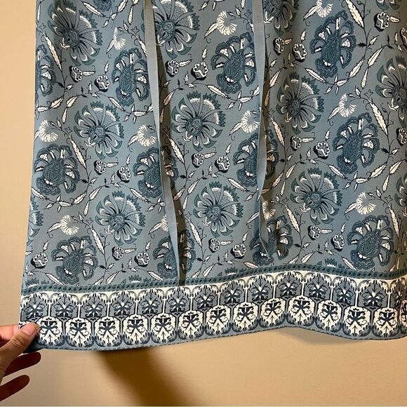 ✨ Violet + Claire Women’s Blue Floral Blouse Small - Picture 3 of 6